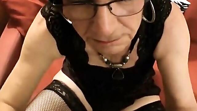 Mature tranny getting fucked on open camera