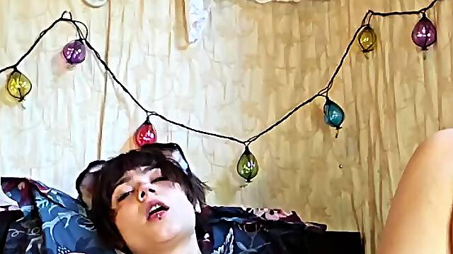 Cute amateur webcam teen girl toying pussy on webcam