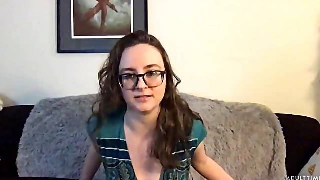Soloing nerdy model Jay Taylor opens her hairy wet pussy