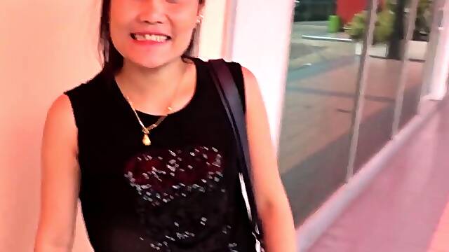 Thai amateur girl picked up in a Tuk Tuk
