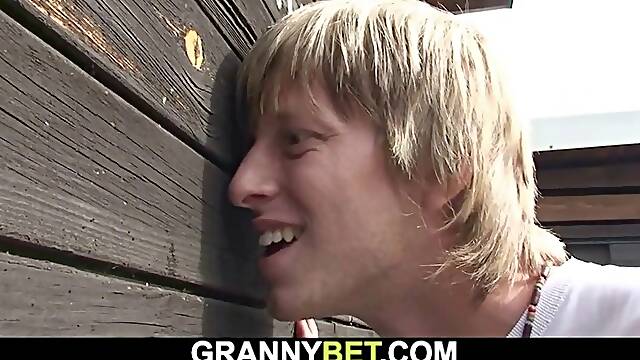 Old granny is nailed in the changing room