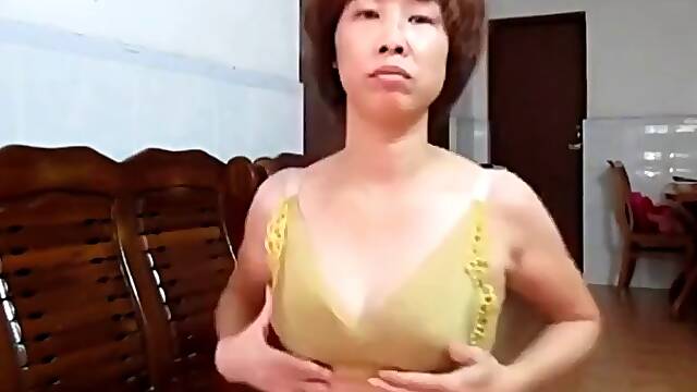 Chinese amateur milf showing off