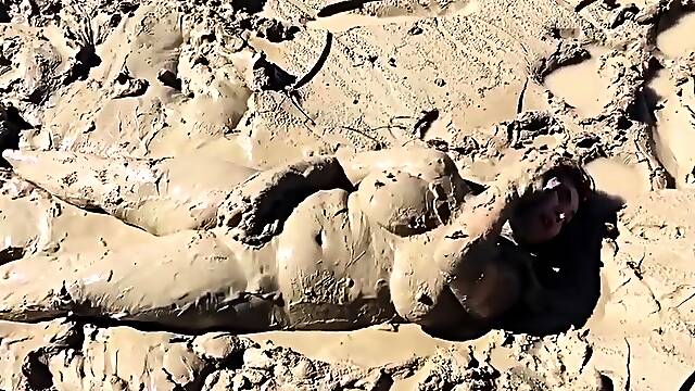 Curvy cougar covers herself in mud and masturbates outdoors