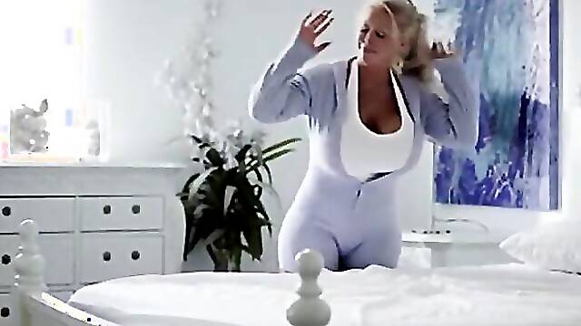Stepmom Alura Jenson gets a hardcore pounding and cumshot
