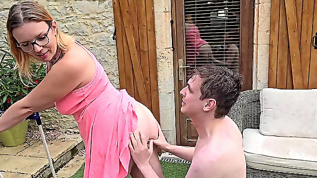 MILF mom's laundry gets a surprise deepthroat blowjob
