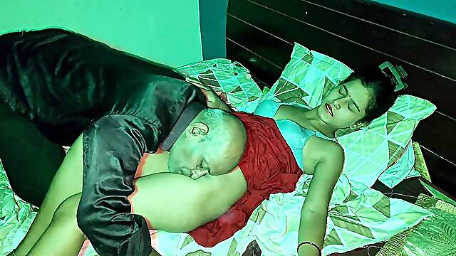 Horny Indian babe gets pounded by old man in the night