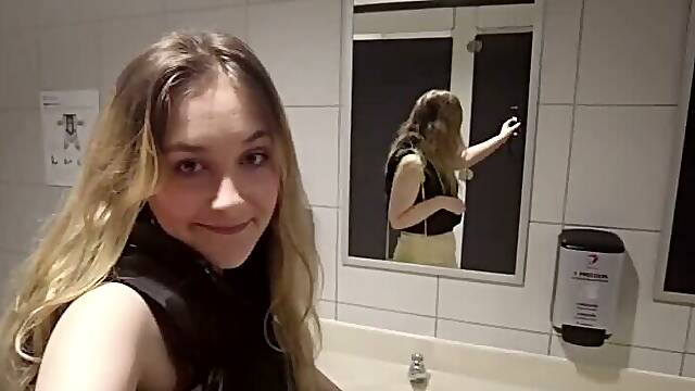 Louise fait des espiègleries sexuelles dans des toilettes publiques !