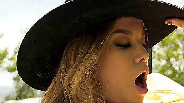 Nat Turnher and Bobbi Dylan fucking on a big machine