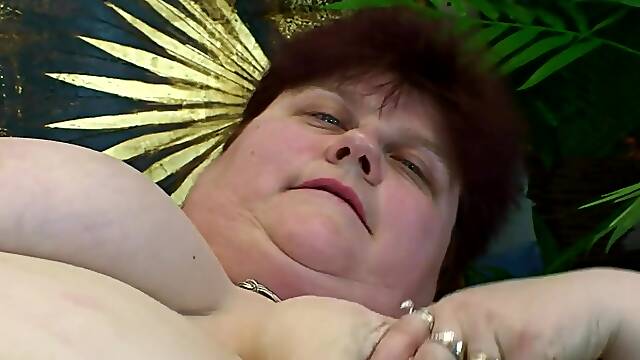 Mature bbw delivers passionate dark hair girl humped