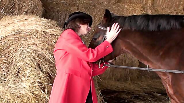 Mature chick Judi fingers her gaping cunt in a barn