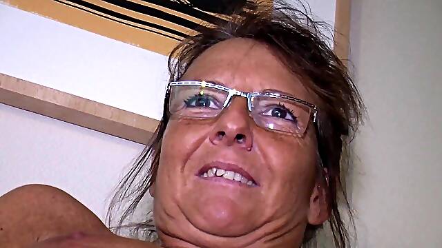 Foxy granny in glasses fingering her juicy cunt solo