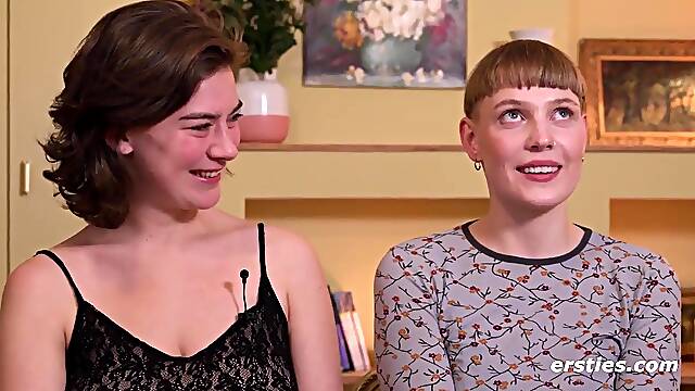 Heißer Strap-On Sex mit Emma und Amanita - German brunette amateur lesbians