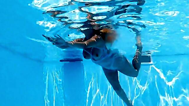 Very slutty mother id like to fuck sweetheart Lisi Kitty willing to screw u in the pool