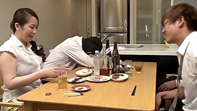 VEC-134 Director wife is likewise erotic and drunk Aoi approaches her subordinates sexyly and starts to take a provocative attitude