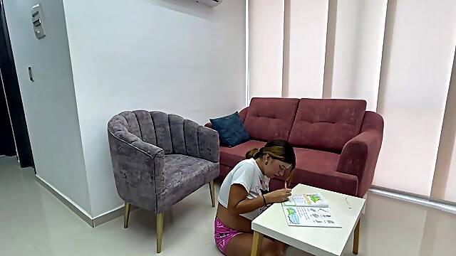 Mientras mi linda hermanastra ejerce sus deberes de la escuela yo me la follo sin parar y me hace ve