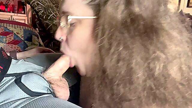 Bulky Nerdy Gal Deepthroats Weenie Swallows Thick Cumload