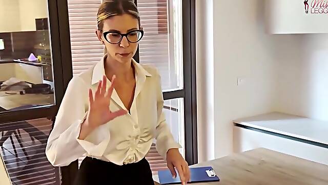 INESPERTA AGENTE IMMOBILIARE IN PROVA TEMPT IL CLIENTE INDECISO PER CHIUDERE IL SUO PRIMO CONTRATTO E NON PERDERE IL LAVORO