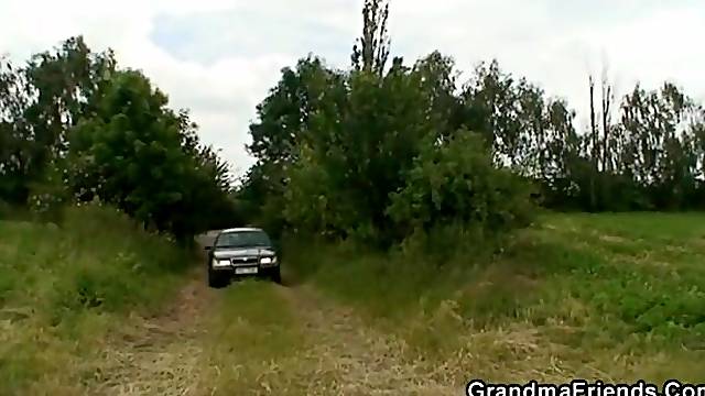 GRANDMA ALLIES - Old whore takes 2 knobs outside