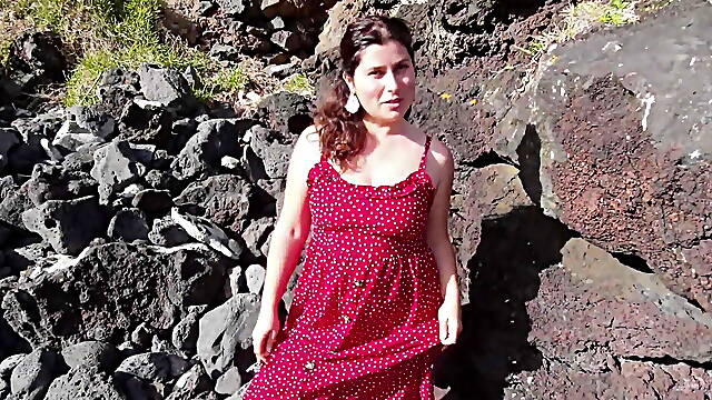 Time for Pee on Beach! Moms Hairy Pussy Is Pissing!