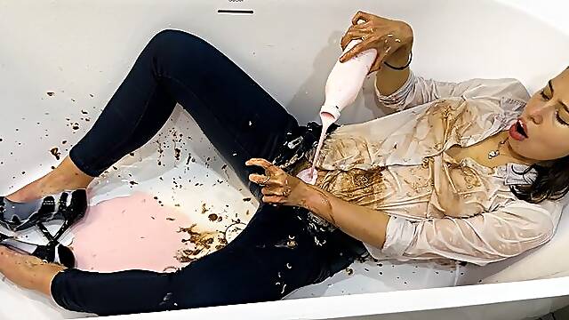 Peeing, jeans and heels filling masturbation!