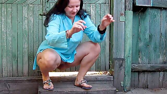Mature gash pissed near someone elses fence outdoors. Curvy MILF left a spill of urine in a public place. amateur fetish. ASMR.