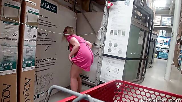 Wife masturbates and flashes outdoor