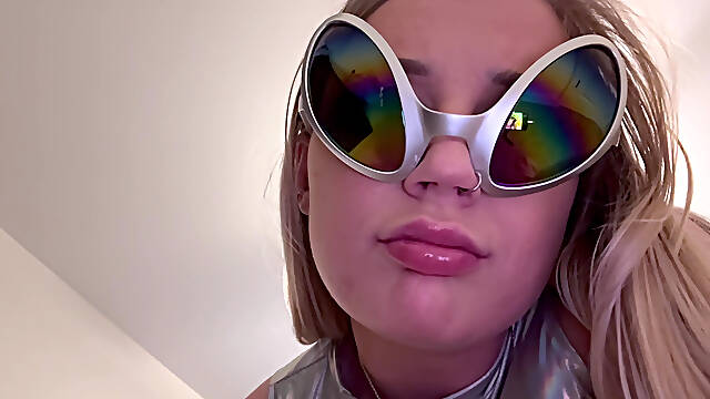 Phoenix Sinz's Futuristic Giantess Domination 4K POV Shrinking Fantasy Awaits!