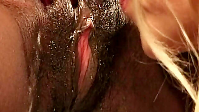 Mature Ebony MILF Kelly Gets Her Pussy Devoured by Blonde