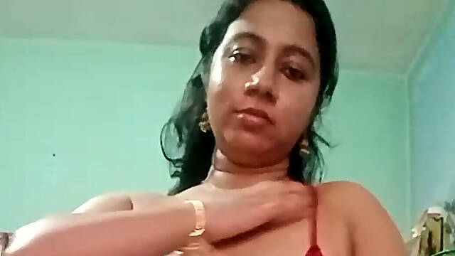 Bhabi Showing Her Boobs
