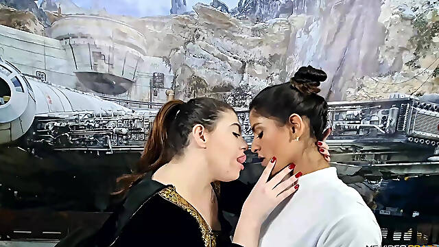 Kissing Star Whores - Perfect Kisses and Top Girls