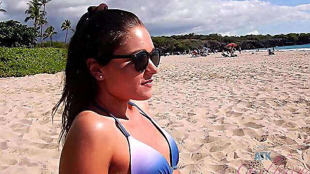 Amateur girlfriend Zoe Bloom swims in the sea and shows her pussy